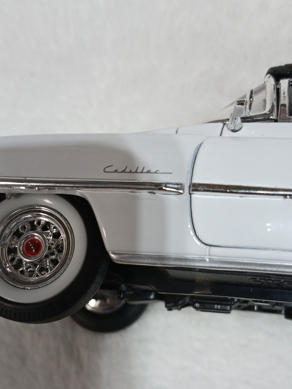Welly 1953 Cadillac Eldorado Convertible diecast model - Picture 9 of 13